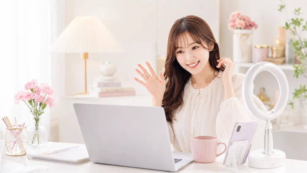 スマホやPCで配信している女性